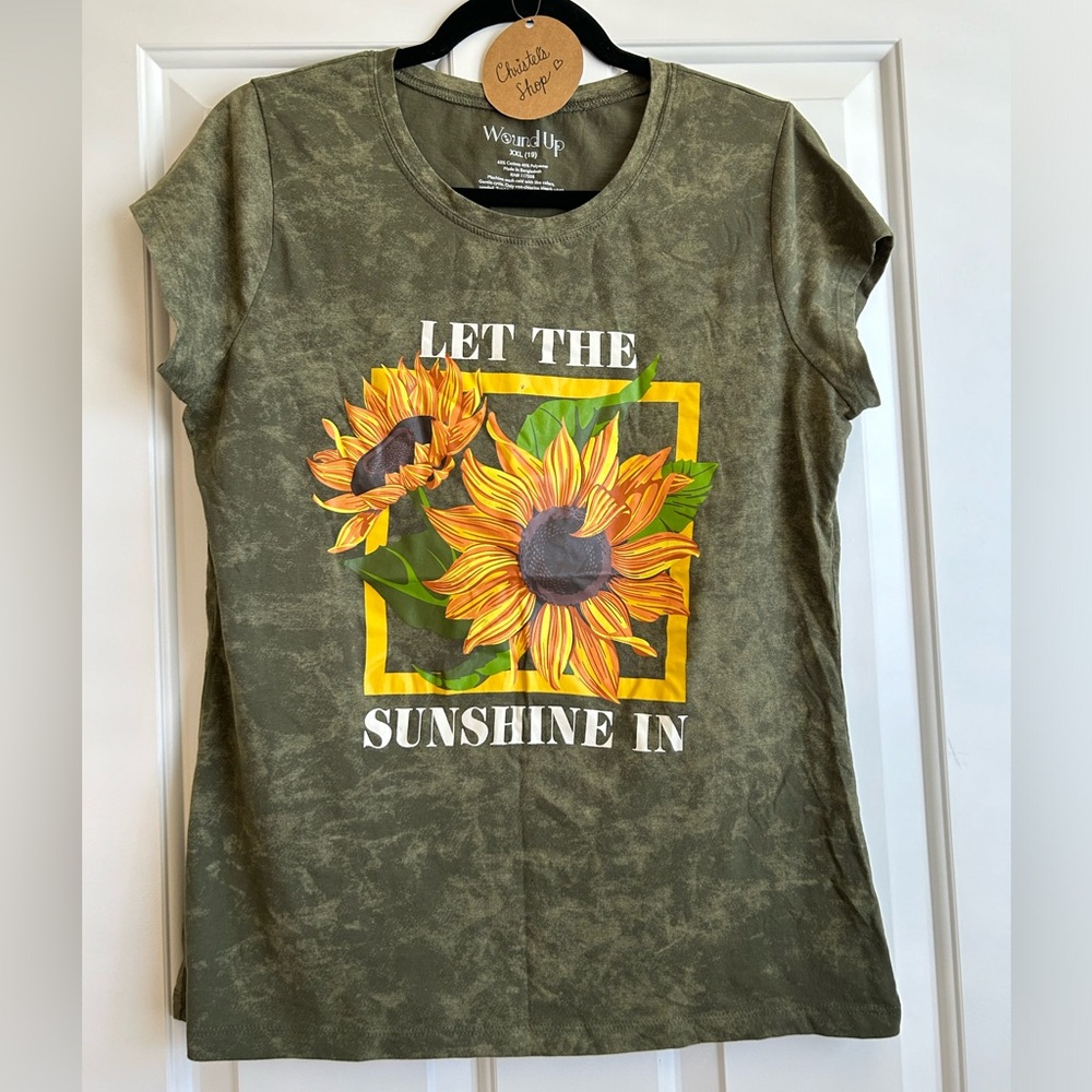NEW Army-green Sunflower Tee 🌻